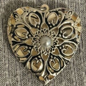 Vintage silver tone floral filigree heart locket pendant w center faux pearl